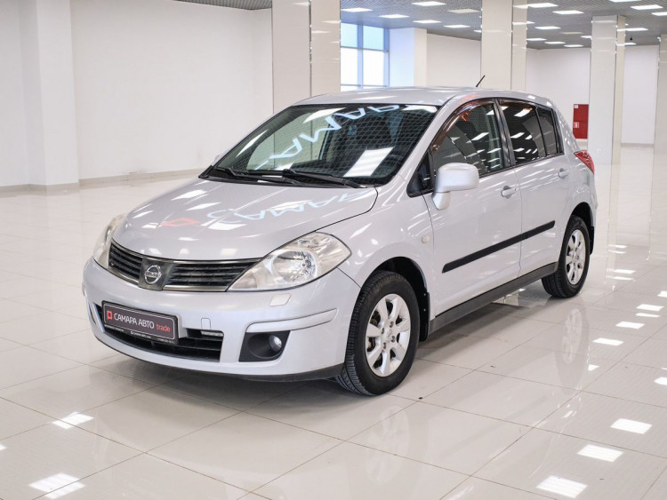 Nissan Tiida silver,  1.6 MT (110 л.с.)