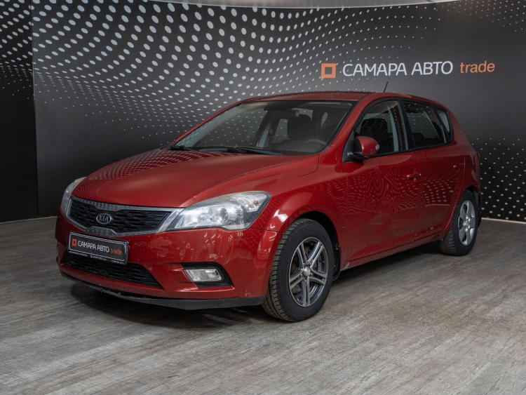 Kia Cee'd красный,  1.6 MT (125 л.с.)