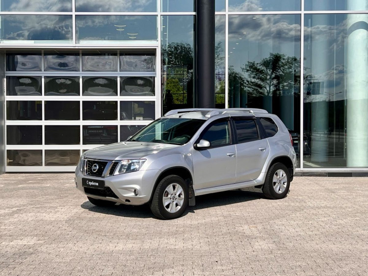 Nissan Terrano серебряный,  2.0 MT (143 л.с.) 4WD