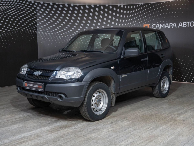 Chevrolet Niva чёрный,  1.7 MT (80 л.с.) 4WD