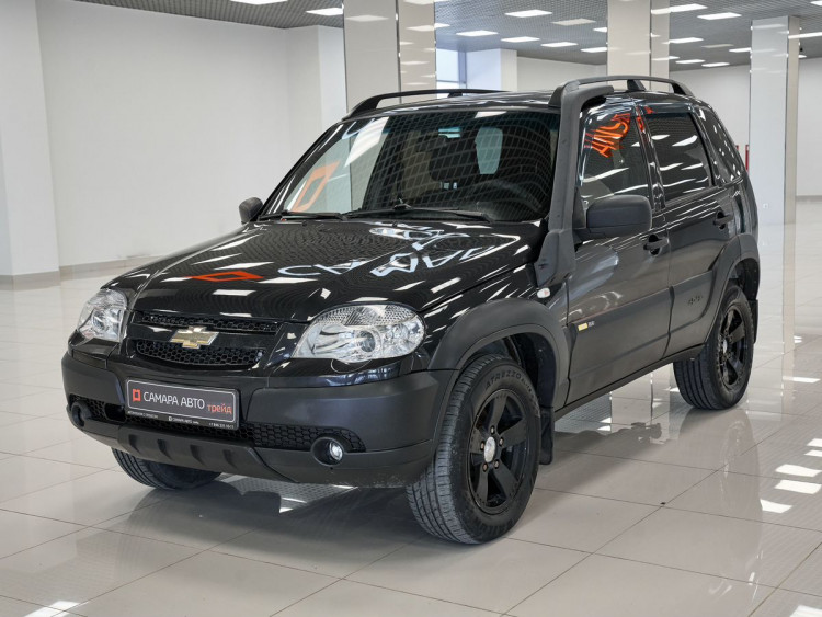 Chevrolet Niva LE black,  1.7 MT (80 л.с.) 4WD