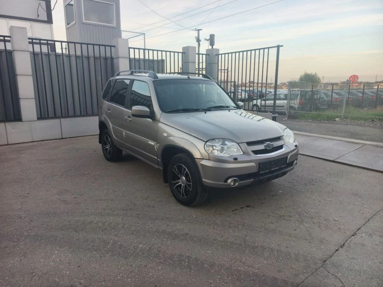 Chevrolet Niva GLC grey,  1.7 MT (80 л.с.) 4WD